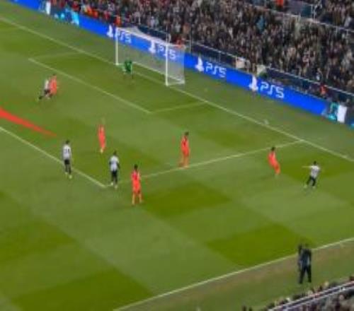 丟球大鍋阿勞霍前場抽筋爬回場內(nèi)被裁判制止，小跑回防站在弧頂