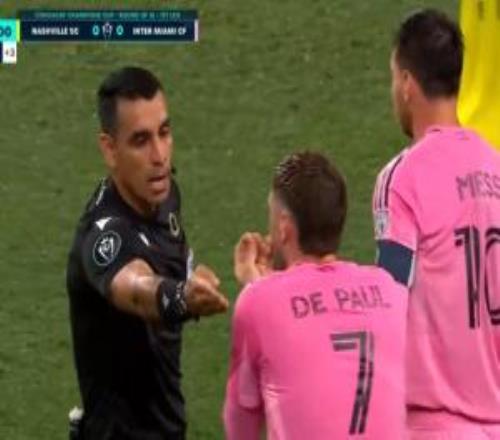 梅西連續(xù)盤(pán)帶后倒地裁判未出牌，德保羅非常不滿(mǎn)