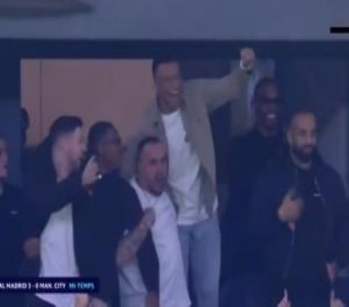 姆總樂開花！巴爾韋德半場戴帽，看臺上姆巴佩激情揮拳慶祝