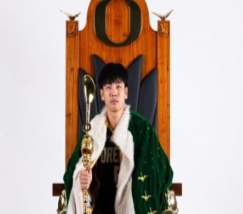 訪問(wèn)的第四所大學(xué)！張博源曬出訪問(wèn)俄勒岡大學(xué)期間拍攝的定妝照！