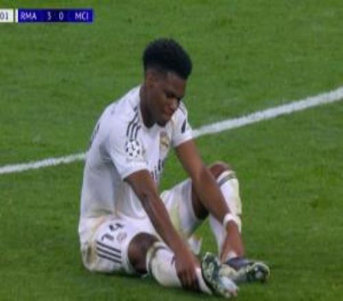 瓊阿梅尼爭頂落地時受傷，短暫治療后回到場上