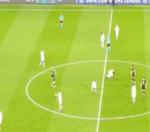 賽后維蒂尼亞找恩佐聊天被其一把推開，維蒂尼亞持續(xù)溝通解釋