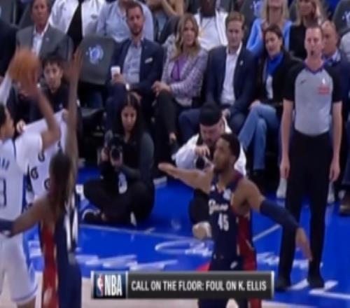 虧！埃利斯封蓋被吹犯規(guī)&騎士挑戰(zhàn)成功埃利斯激動(dòng)吃T霍華德三分