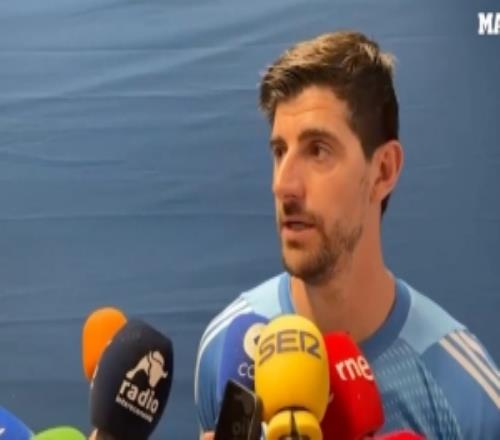 庫爾圖瓦談金斯基：我給他發(fā)了信息給予了一些鼓勵(lì)，因?yàn)槟呛芷D難