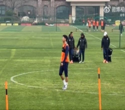 記者：高準翼參加泰山賽前訓練，沒有佩戴護具