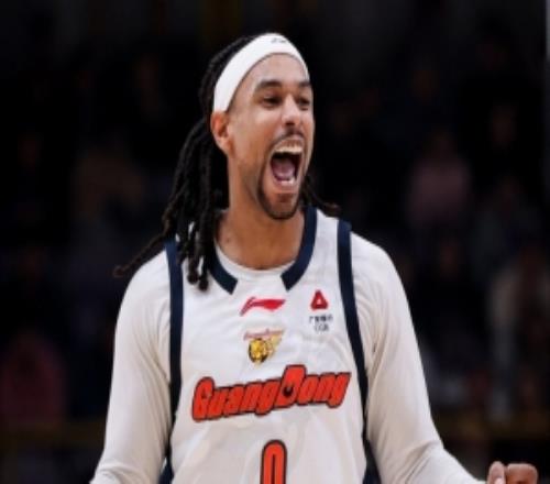 面對(duì)舊主戰(zhàn)意十足！薩林杰打滿首節(jié)7投4中砍下12分2前場(chǎng)籃板