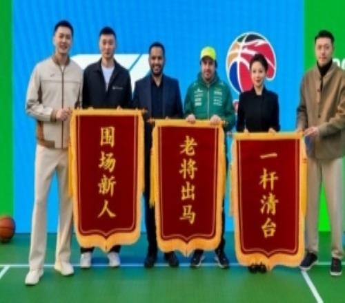 楊鳴曬與阿隆索、潘曉婷、劉煒的合照：看看F1到底咋回事