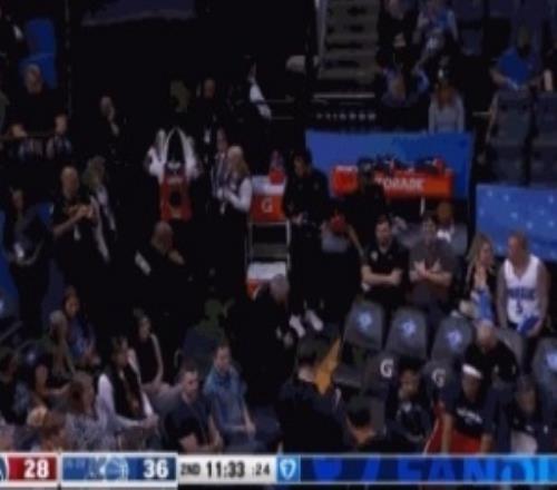 落地不穩(wěn)！奇才庫珀反擊上籃崴腳已返回更衣室