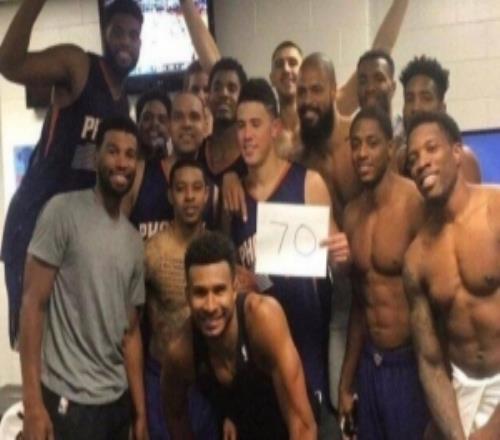 感同身受！布克談阿德巴約83分：不管人們?nèi)绾慰创紝⒂垒d史冊(cè)