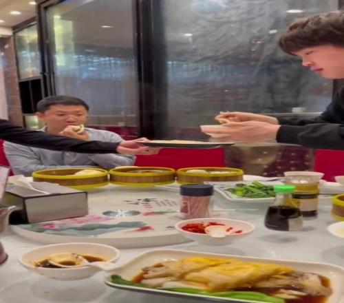 BLG更新視頻：到達(dá)巴西的選手工作人員正在吃廣式茶點(diǎn)