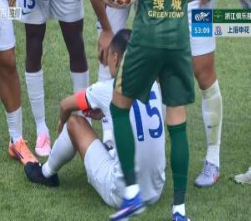 比賽第54分鐘，吳曦受傷無法堅持，楊皓宇替補(bǔ)登場