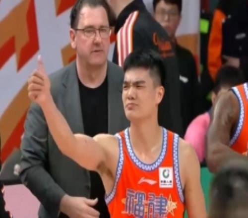 黎伊扬无奈竖大拇指！辛普森明显打手裁判无法补吹犯规&宁波球权