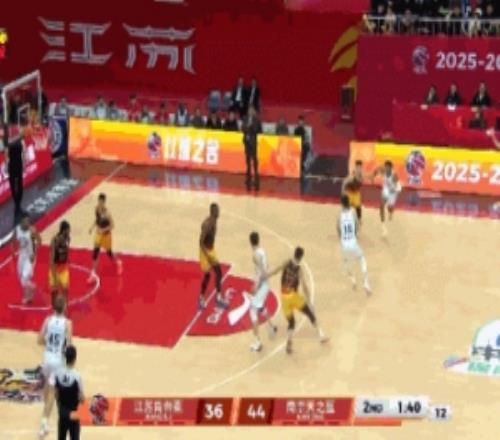 替补席全站起来了！郭昊文突破迎着贾尔斯劈扣&分差上双