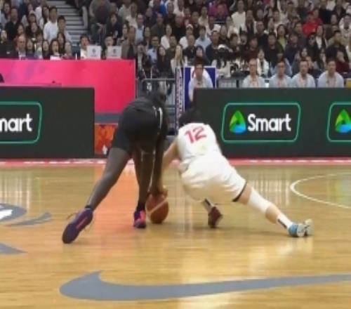 拼劲足！中国队差点逼出8秒违例陈玉婕倒地拼抢撞倒对手被吹犯规