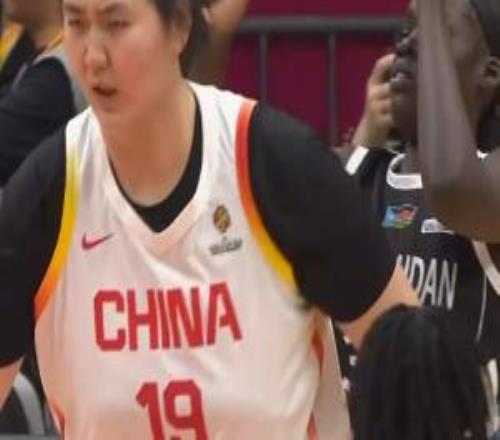 张茹大空位三分不投&张子宇篮下1挑2强硬打进对手无奈摊手