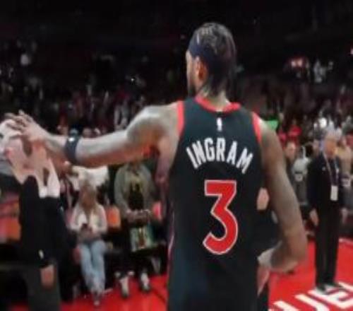 有点尴尬！莺歌将毛巾扔给女说唱歌手后者直接一把甩回