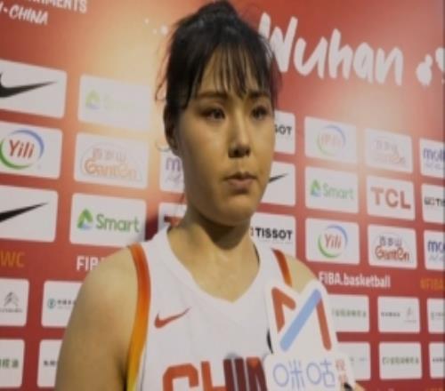 李月汝：今天见到杨力维时好想哭就像见到自己姐姐一样