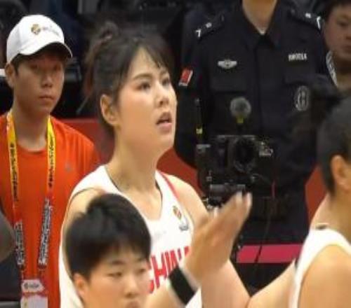 李月汝替补登场不到三分钟领到三次犯规又回板凳席坐着了