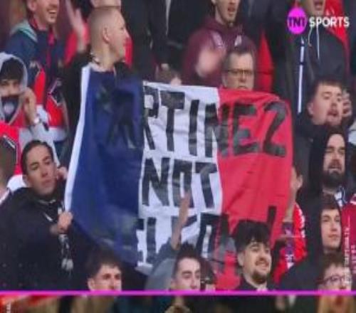 又添一筆賬！里爾球迷狂噓大馬丁，拉橫幅稱“不歡迎”