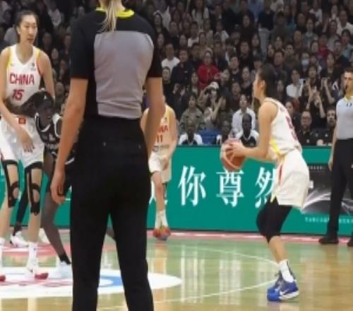 敢打敢拼！王思雨上篮得手后弧顶三分再中连得5分率队轰出102