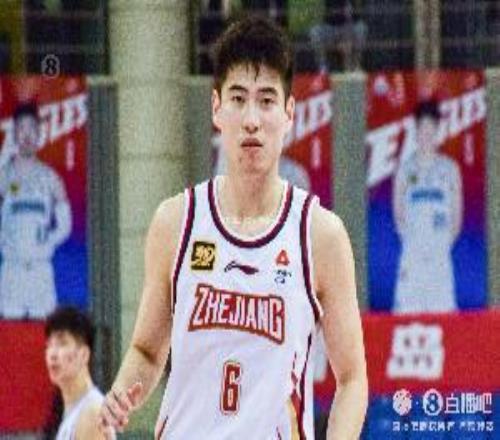 外线开火！程帅澎半场三分6投3中得到11分1篮板2助攻