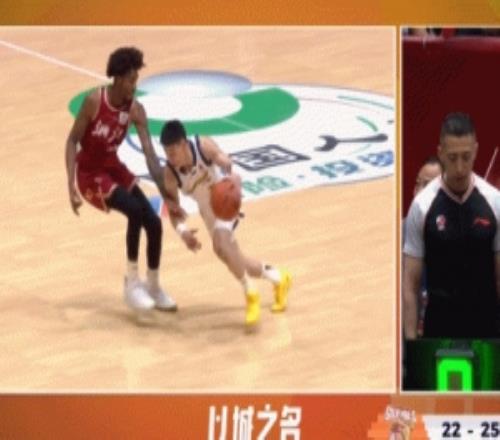 这下亏大了！兰道夫扑防林秉圣撞到肋部痛苦倒地裁判给进攻犯规