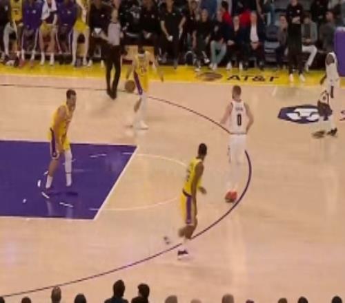 兄弟，你搞偷襲東契奇和八村塁保護籃板被后者不慎擊中要害