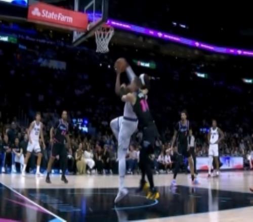 有點危險！希羅抱小卡特脖子險引沖突前者不必要動作吃一級惡犯