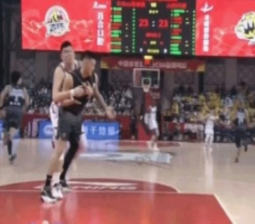 在這摔跤呢！劉傳興和曾繁日搶籃板時出現(xiàn)糾纏裁判吹罰雙方犯規(guī)