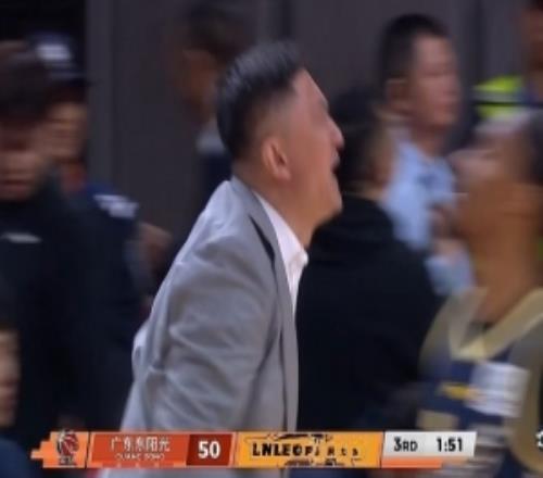 看不下去了！焦泊乔发球被断&哈维扔进三分杜锋暴怒喊暂停！