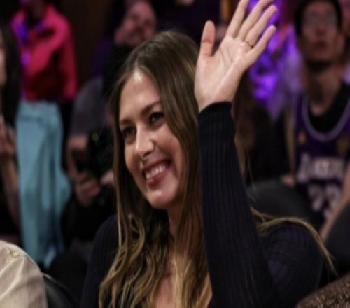 湖人主場VS掘金莎拉波娃現(xiàn)場觀戰(zhàn)微笑與球迷打招呼