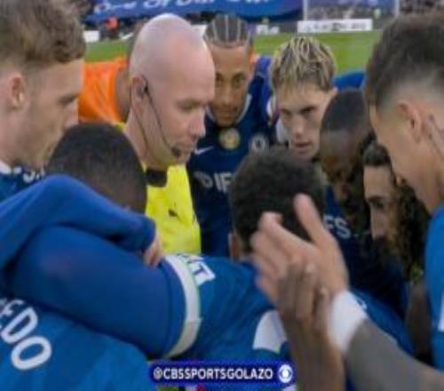 有解釋也夠炸裂..切爾西賽前圍裁判因紐卡先開球，裁判來中圈控場