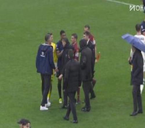 仍在理論！賽后鄧弗里斯不斷找裁判理論，抗議此前丟球犯規(guī)在先