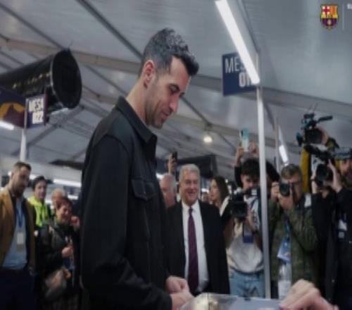 布斯克茨來到現(xiàn)場投票，拉波爾塔與他握手并擁抱