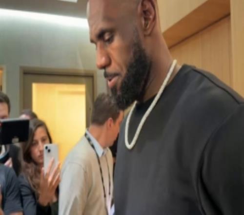 詹姆斯談魚躍撲球：我活在當(dāng)下我明白每個回合都很重要