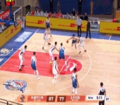 太準(zhǔn)了！楊芮連中兩記壓哨三分打停北控新疆遠(yuǎn)投命中率超五成