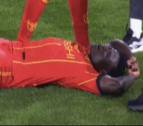 驚魂一幕！萊切球員突然捂著胸口倒地，送醫(yī)院后心電圖檢查沒問題