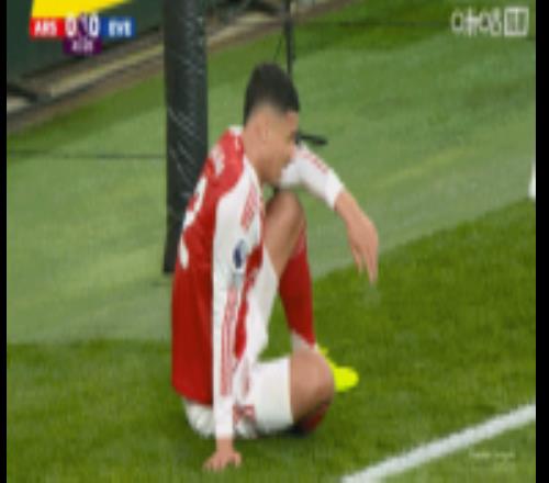 大水沖了龍王廟！拉亞出擊不慎給了薩利巴一肘，后者一度倒地不起