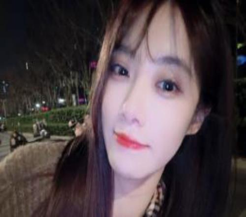 小钰分手风波后首次更新日常照片：魅力拉满，出门聚餐