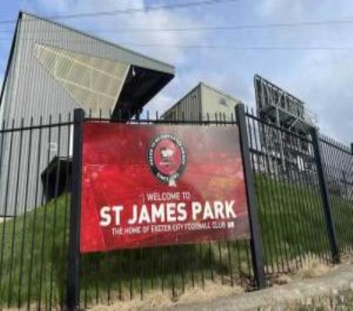 英甲隊主場也叫圣詹姆斯公園，巴薩球迷導航錯誤最后被送一張門票