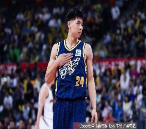 媒体人：崔永熙还不是太敢做动作膝伤对他的横移速动有一些影响