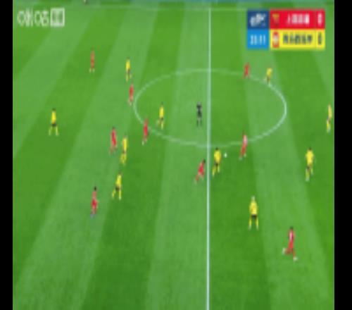 这下撞得不轻！李昊出击被队友撞到头，简单治疗后继续比赛