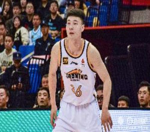 手帝外線很飄逸！鄢手騏半場三分6中3拿9分3板2斷正負值+23！