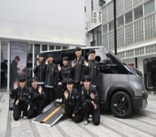 韓媒報道：起亞汽車向DplusKia旗下選手權(quán)載赫贈送了輪椅專用車