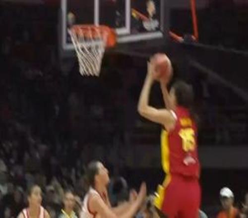 女籃空接你見過嗎！韓旭接楊舒予妙傳不停球空接兩分打進(jìn)！