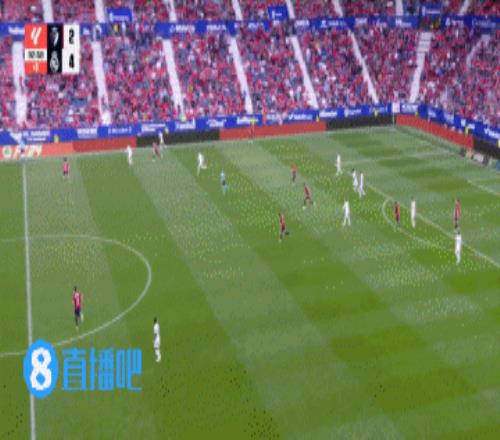 此前皇馬對陣奧薩蘇納。比賽補時階段，居萊爾中圈超級吊射擊中橫梁