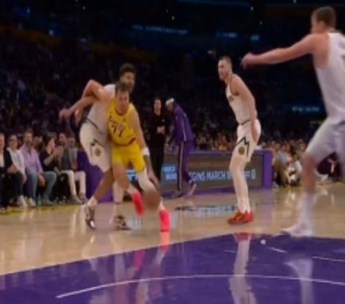 值！東契奇強攻卡梅隆約翰遜打進加罰掘金挑戰(zhàn)成功改進攻犯規(guī)