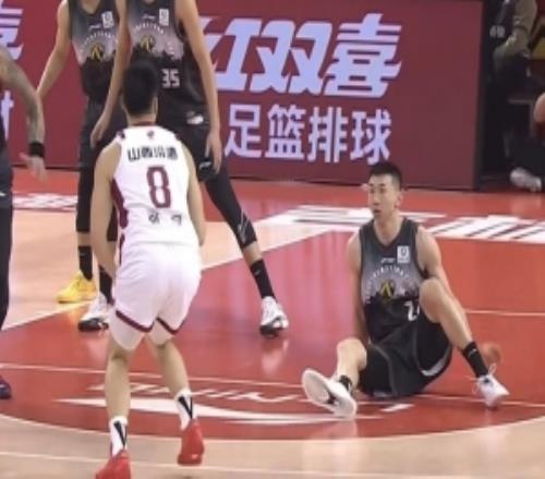 續(xù)命！張寧晃倒賈昊撤步出手三分命中還造成補(bǔ)防的威爾遜犯規(guī)