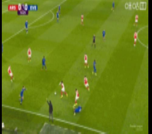 自己選擇來一腳！埃澤禁區(qū)前嘗試遠射角度稍正，被皮克福德?lián)涑? />
<div   id=