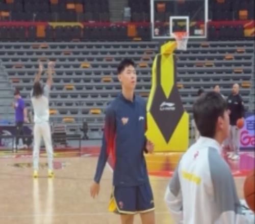 今晚上演廣東生涯首秀！崔永熙早早來(lái)到球館熱身